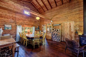 Dining - Remote, comfortable rustic cabins, tranquil stream-side, nature at your doorstep (Canyon Creek)