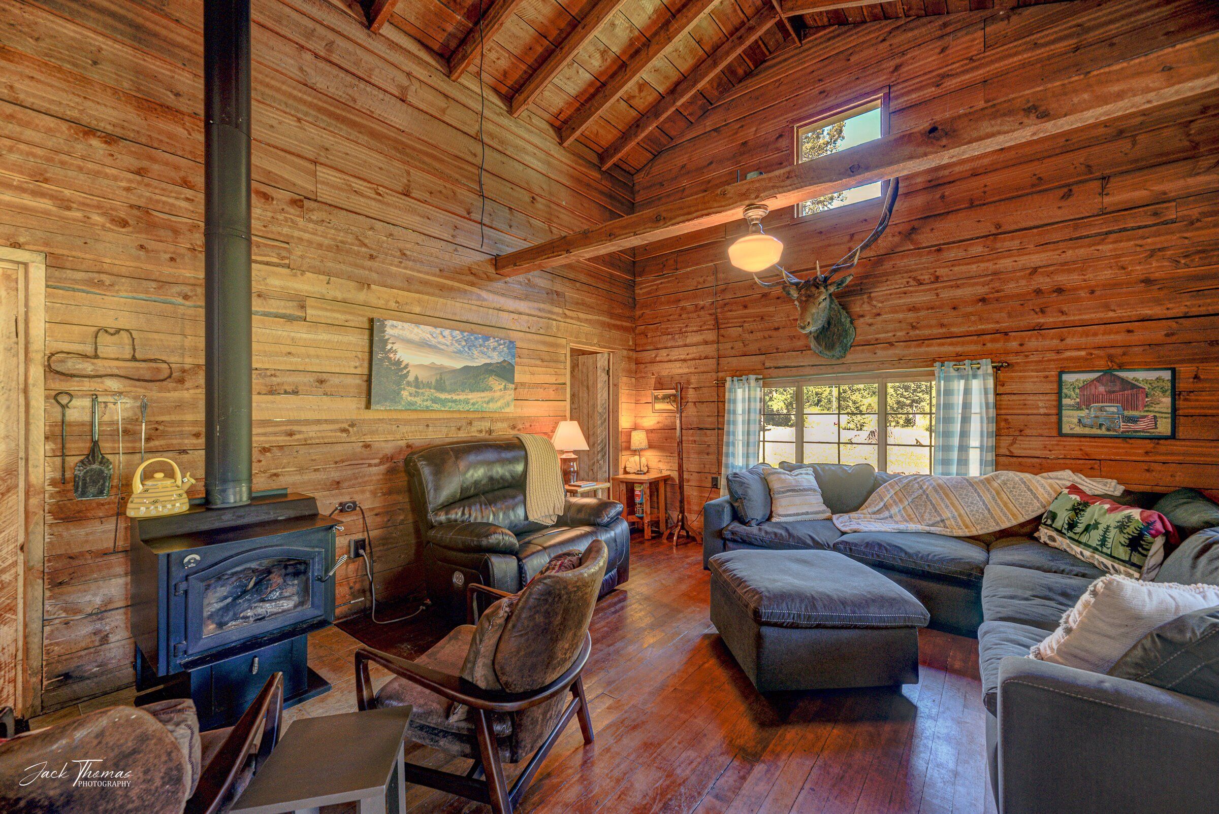 Televisión, chimenea, libros y videoteca 