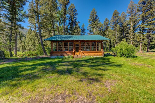 Exterior - Remote, comfortable rustic cabins, tranquil stream-side, nature at your doorstep (Canyon Creek)