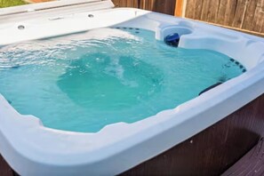 مغطس سبا خارجي