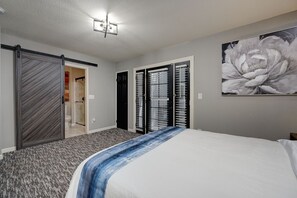 4 bedrooms, iron/ironing board, travel cot, WiFi - Sacramento Retreat w/ Pool, Tub, & Backyard Golf Oasis (Sacramento)
