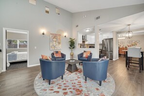 4 عدّة غرف نوم ومكواة/لوح كي وسرير سفر وواي فاي