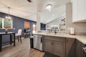 ثلاجة، ميكروويف، فرن، موقد طهي مسطح