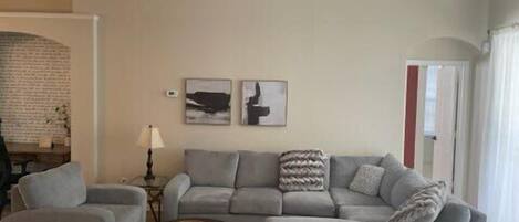 Télévision, lecteur de DVD, table de tennis de table