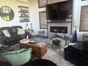 Smart-TV, Kamin, Bücher