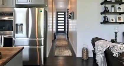 5 STAR Modern Bungalow in the heart of Downtown