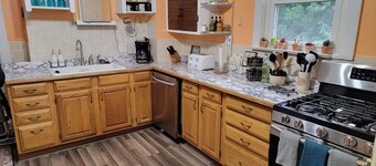 Secluded in the City! New remodeled 2 bedroom near Berkeley Lake, pet friendly.