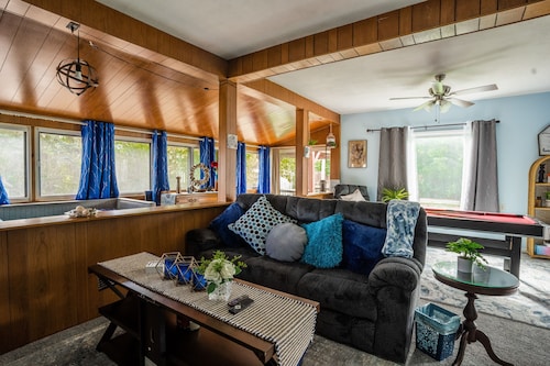 Secluded in the City! New remodeled 2 bedroom near Berkeley Lake, pet friendly.