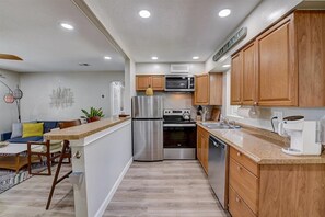 Fridge, microwave, oven, stovetop - Beautiful 3bd 2ba POOL Home near 15-20 min from Clearwater FL (Largo)