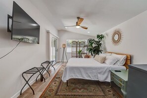 3 makuuhuonetta, tallelokero huoneessa, työpöytä, silitysrauta/-lauta