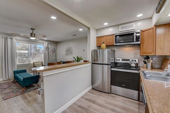 Jääkaappi, mikroaaltouuni, uuni, liesi