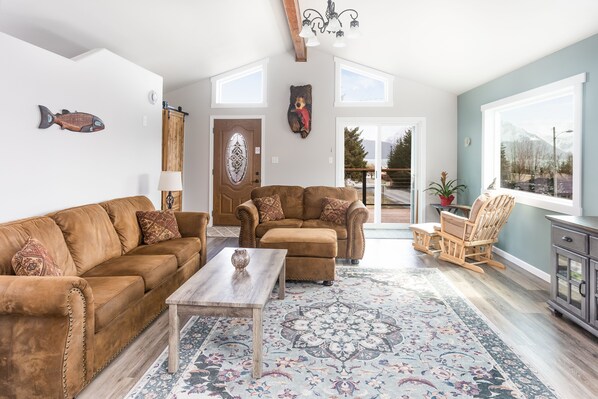 Smart TV - A-View
Come stay with us in fall, winter and spring. (Seward)