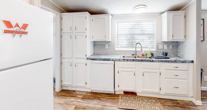 Single-level home with a washer/dryer, patio & grill