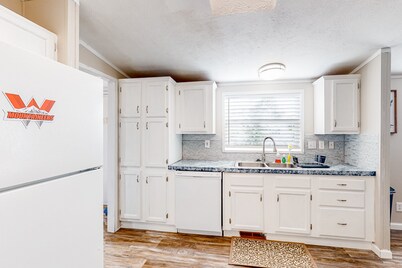 Single-level home with a washer/dryer, patio & grill