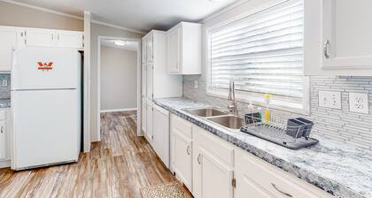 Single-level home with a washer/dryer, patio & grill