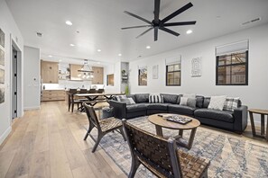 Smart-tv, pejs, bordtennisbord