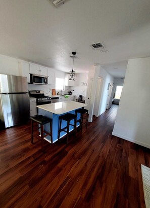 Fridge, microwave, oven, stovetop - 2min to Lackland AFB Entire House near SeaWorld! (San Antonio)