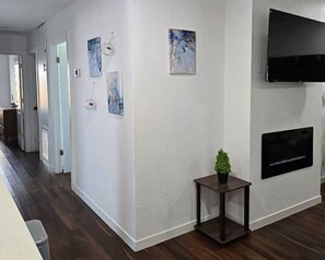 Interior - 2min to Lackland AFB Entire House near SeaWorld! (San Antonio)