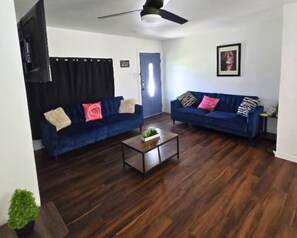 Smart TV, books - 2min to Lackland AFB Entire House near SeaWorld! (San Antonio)