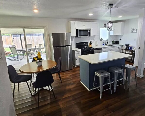 Fridge, microwave, oven, stovetop - 2min to Lackland AFB Entire House near SeaWorld! (San Antonio)