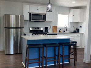 Réfrigérateur, four à micro-ondes, un four, surface de cuisson