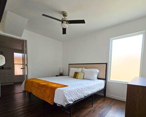 3 bedrooms, iron/ironing board, travel cot, free WiFi - 2min to Lackland AFB Entire House near SeaWorld! (San Antonio)