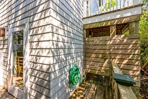 Quiet, Wooded Sanctuary - Near Sunrise and Sunset Beaches - Dog Friendly