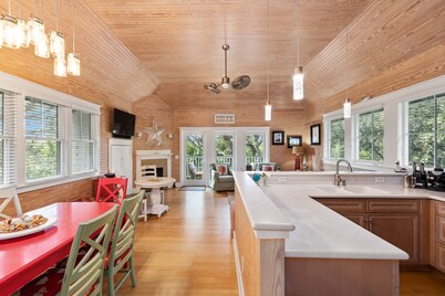 Quiet, Wooded Sanctuary - Walk to Sunrise & Sunset Beaches.  Dog Friendly