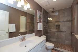 Combined shower/tub, jetted tub, hair dryer, towels