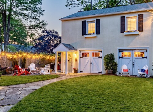 Gorgeous Carriage House close to USNA, walk to stadium, free parking,  pets+kids