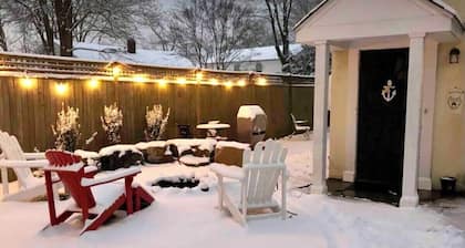 Gorgeous Carriage House close to USNA, walk to stadium, free parking, pets+kids