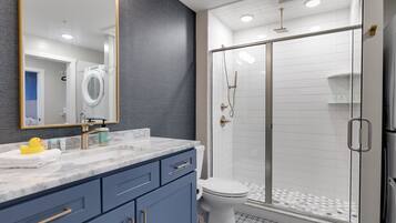 Douche, sèche-cheveux, serviettes fournies, savon