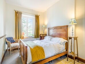 5 bedrooms, free WiFi, bed sheets