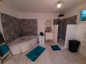 Baignoire, séchoir à cheveux, serviettes fournies, savon