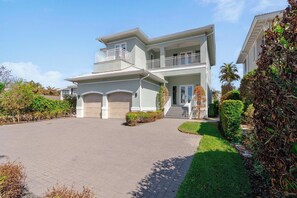 Exterior - Elegant Naples Homes with Private Pool and Steps from Beach by Esthetic Stays (Naples)