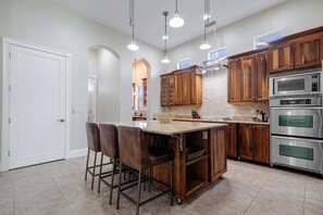 Fridge, microwave, oven, stovetop - Elegant Naples Homes with Private Pool and Steps from Beach by Esthetic Stays (Naples)