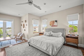 4 bedrooms, WiFi, bed sheets - Elegant Naples Homes with Private Pool and Steps from Beach by Esthetic Stays (Naples)