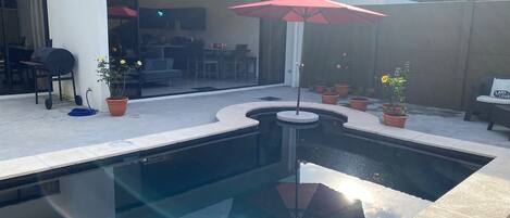 Una piscina al aire libre