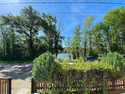 Maison Face au Bord du lac de Charmes