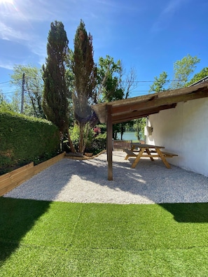 Outdoor dining - Maison Face au Bord du lac de Charmes (Changey)