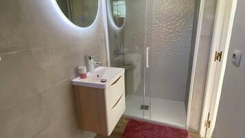 Shower, hair dryer, toilet paper