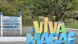 A sign with 'VIVA MACAE' and a list of local attractions including a tourist information post, administration, local crafts, and municipal guard. - Sana Aluguel Economico (Macaé)