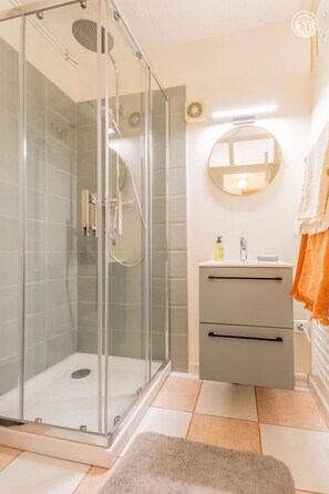 Shower, towels