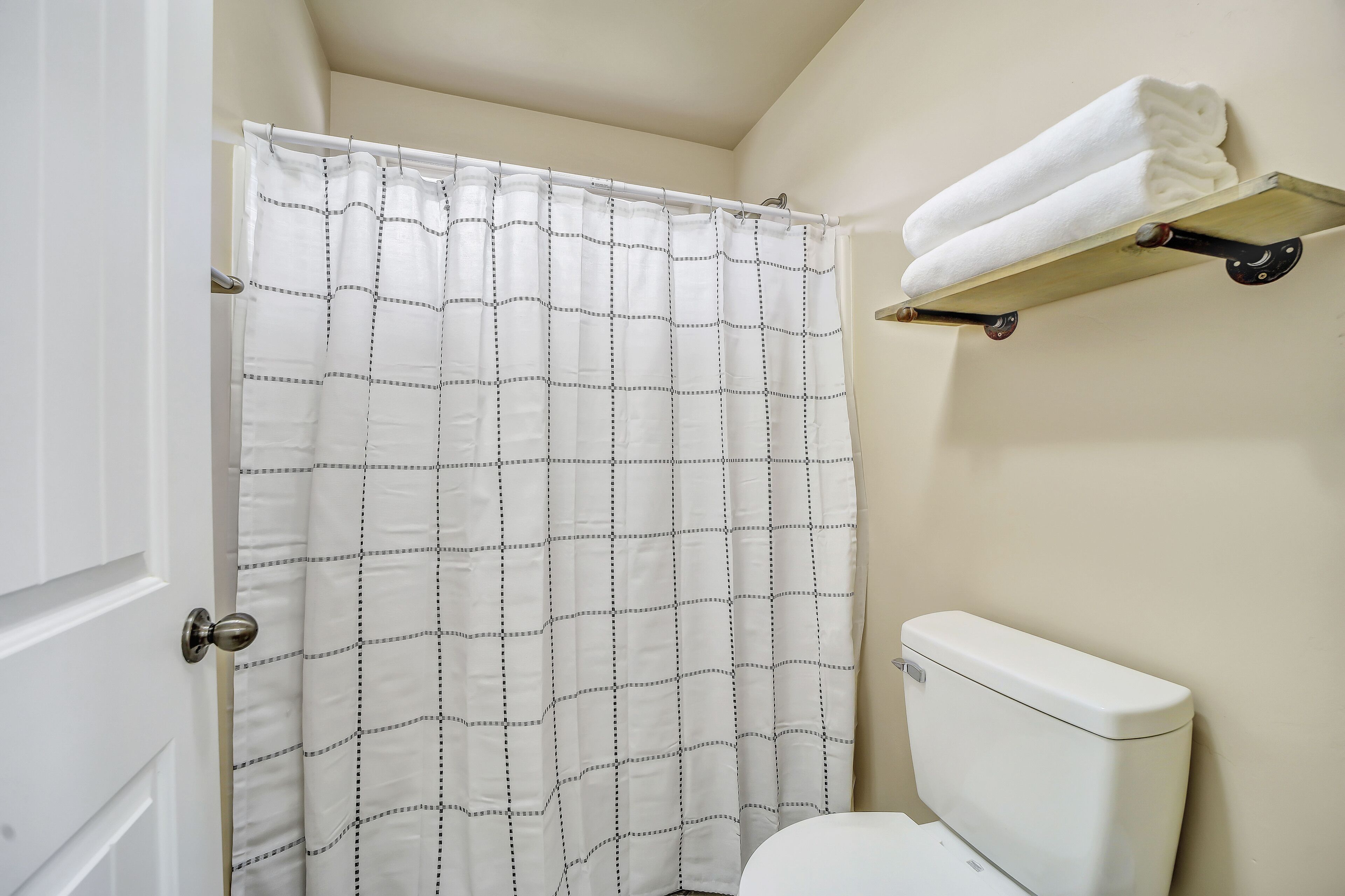 Stunning NEW 4 bed 3 bath home, Spacious and clean