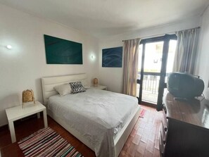 2 bedrooms, iron/ironing board, WiFi