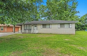 Exterior - 5 Bedroom with fireplace minutes from Baton Rouge (Baker)