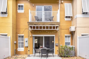 Outdoor dining - Cozy Modern Townhome near Disney (Kissimmee)