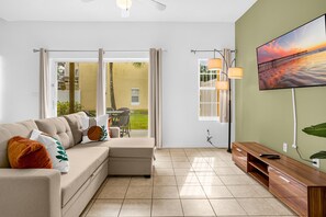 Living area - Cozy Modern Townhome near Disney (Kissimmee)