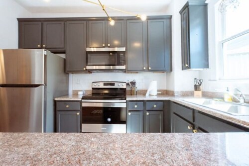 Private 3-unit Triplex w/ 9BDRS ★ Starland District ★ Great for Family Reunions