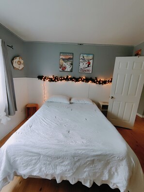 4 bedrooms, desk, free WiFi, bed sheets